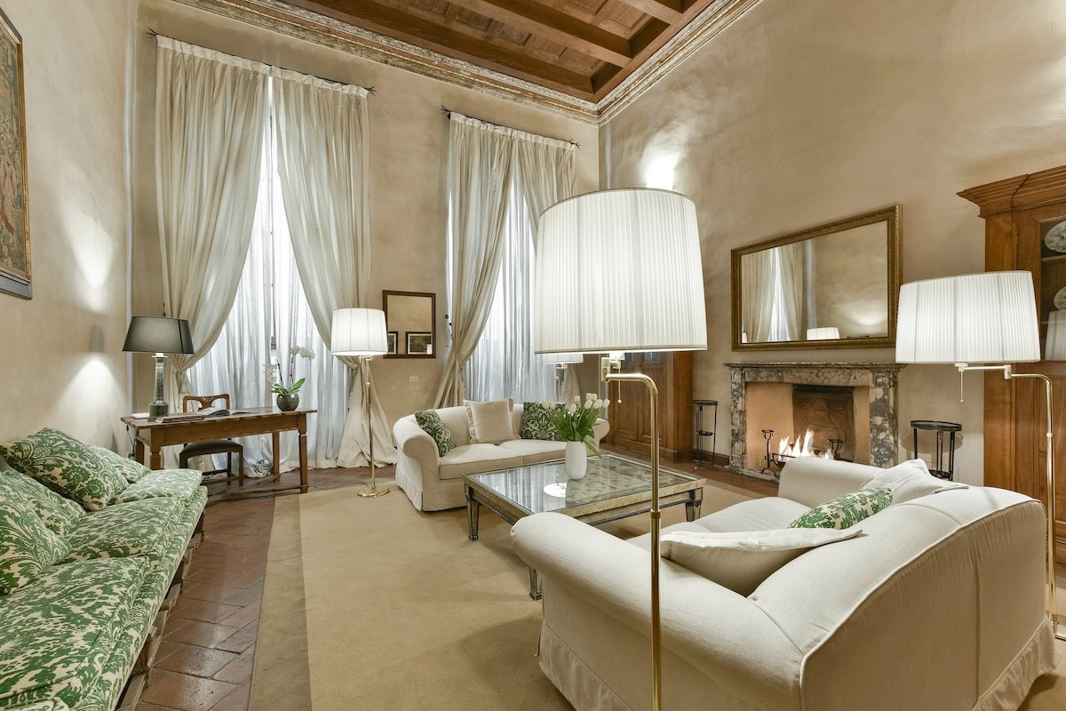 Raffaello apartment with fireplace in Oltrarno gallery image 3