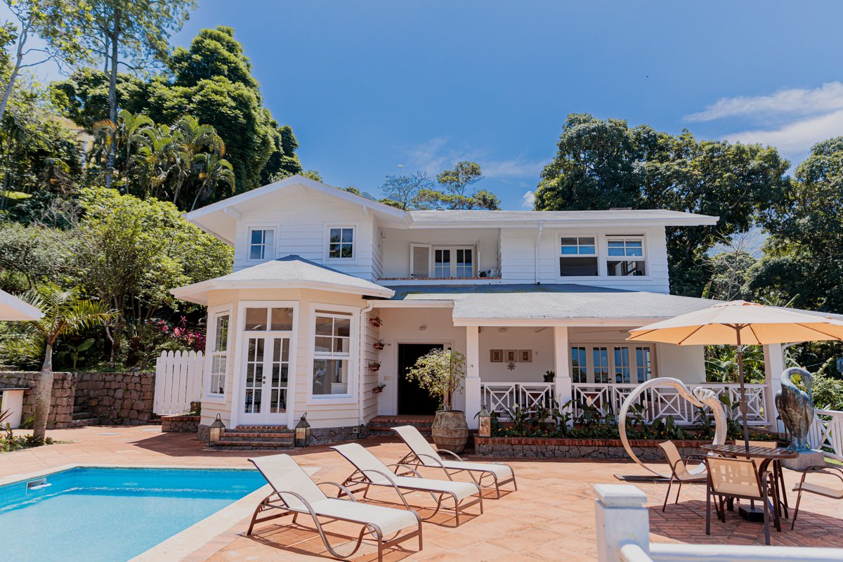 Linda Casa em Condomínio de Luxo