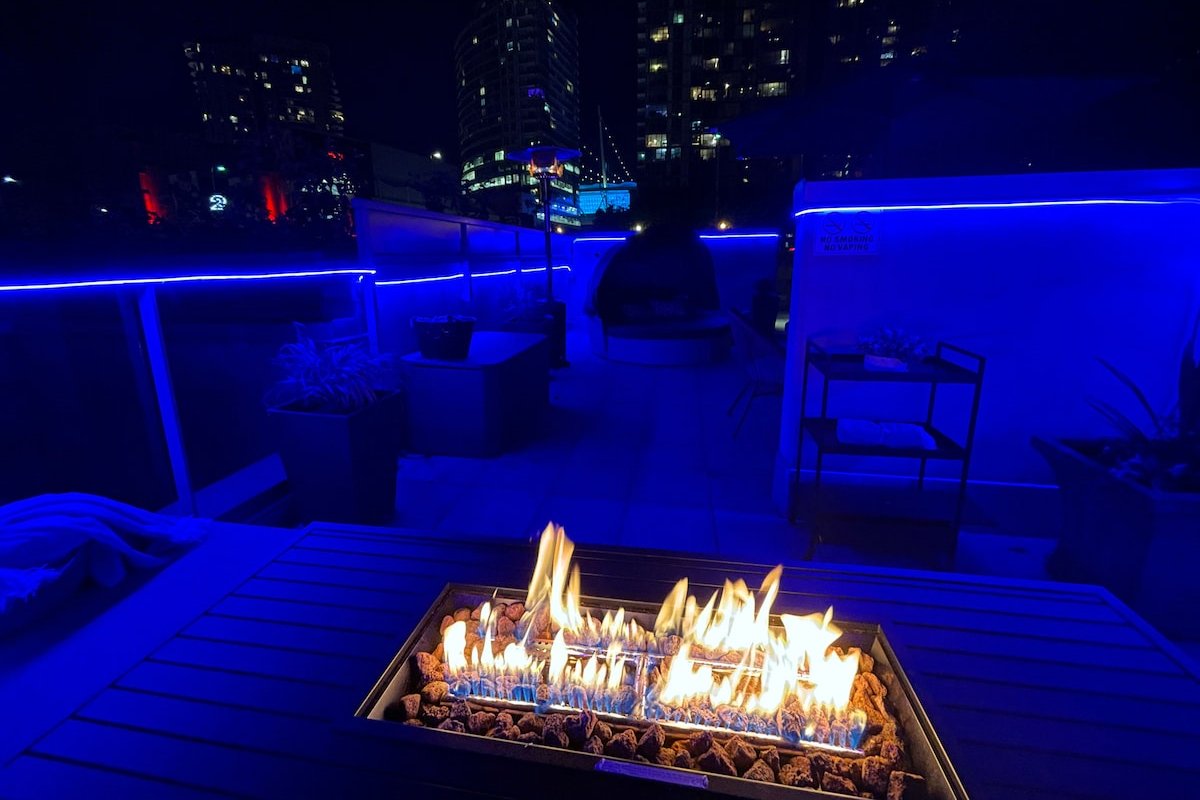 Private Rooftop l Spacious 3 Bed/2.5 Bath Townhome gallery image 5