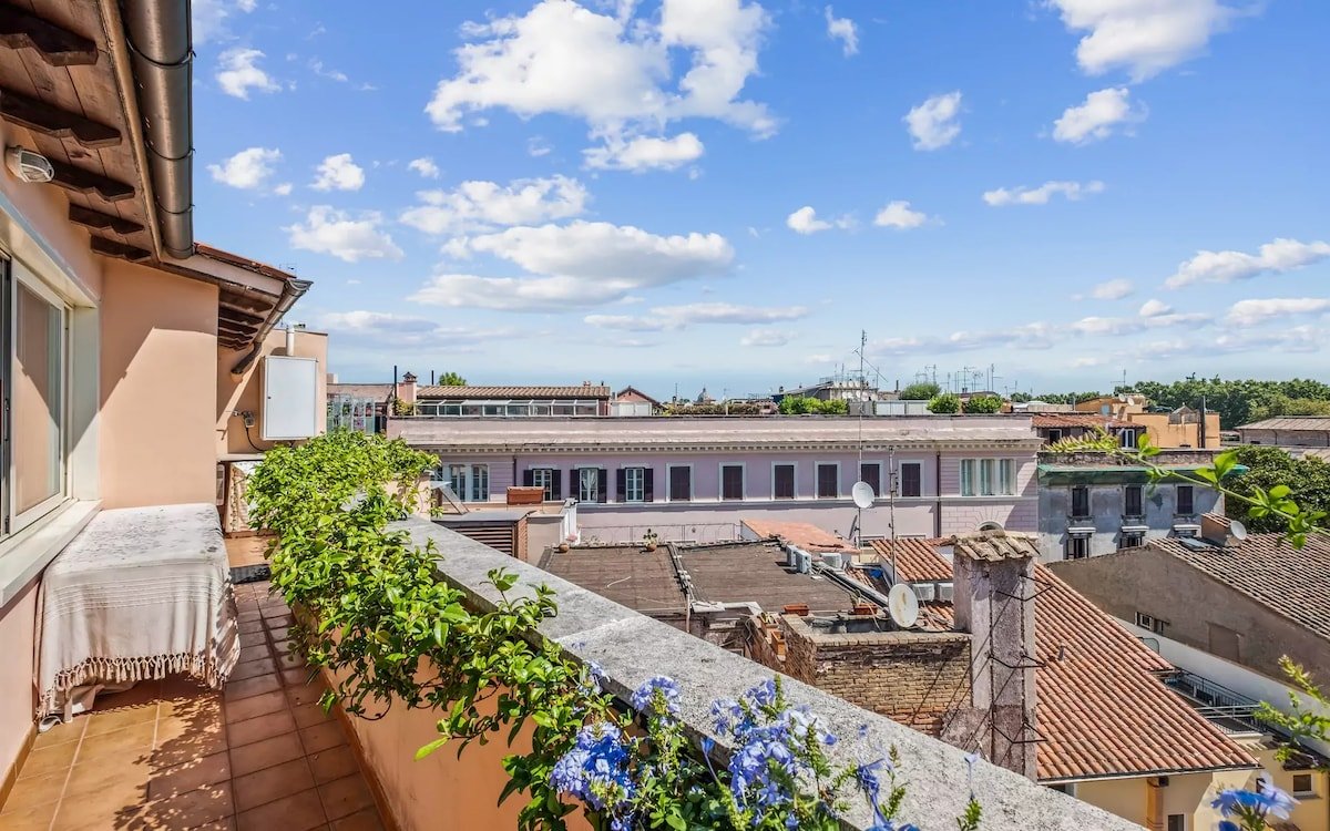 Trastevere penthouse with double exposure gallery image 4