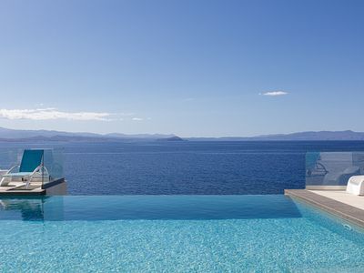 Infinity pool, hot tub & daily housekeeping