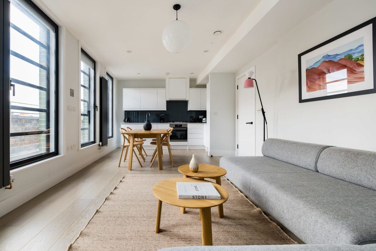 Bright Leicester Sq 2BR – Netflix & Nespresso gallery image 4