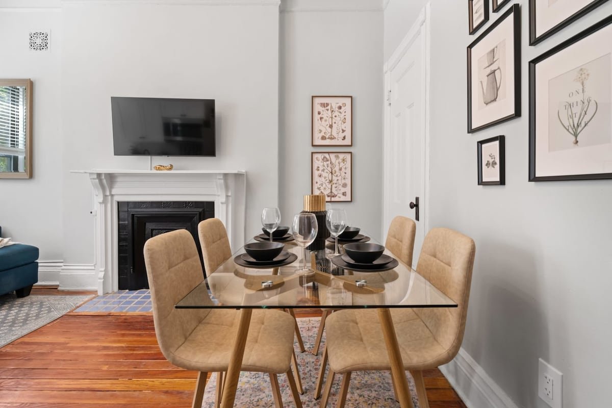 Historic 3-Bed Brownstone, near Trains gallery image 5