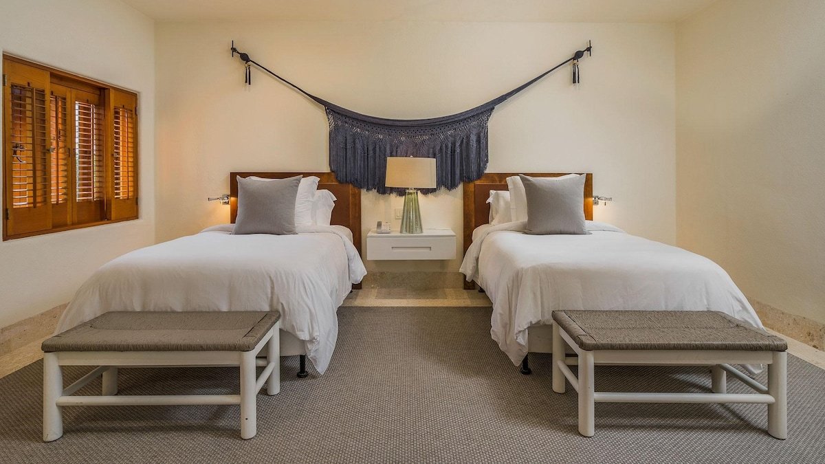 Four Seasons Private Villa with Views and Jacuzzi gallery image 5