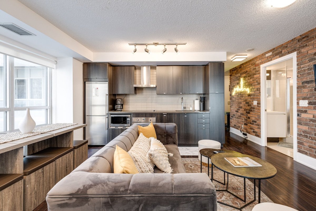 Luxury 3BR Condo: Near MTCC & CN Tower + Parking gallery image 5