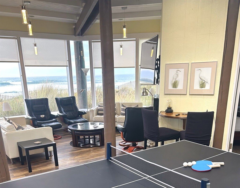 Oceanfront, ping pong, soaking tub, delightful! gallery image 3