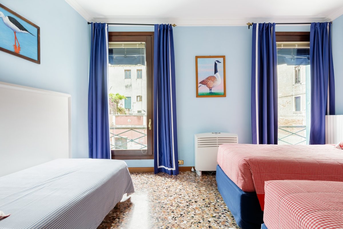 Colorful Apartment Overlooking the Rio Marin Canal gallery image 4