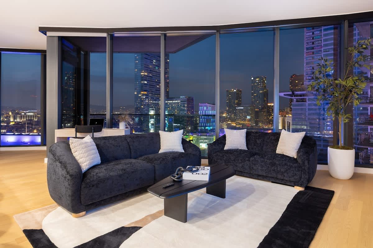 Downtown LA – Modern Luxe with Crypto View gallery image 2