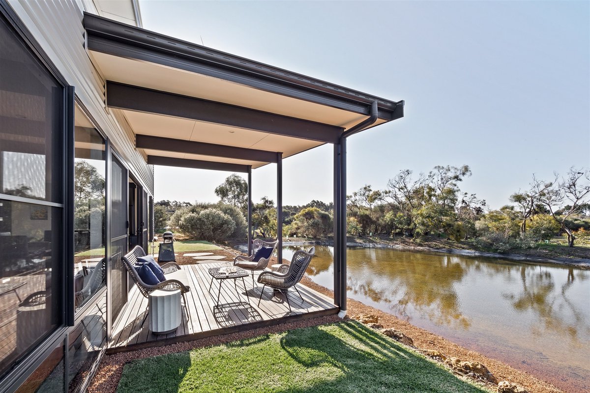 Lang Chalet—Vineyard Bliss on the Waterfront