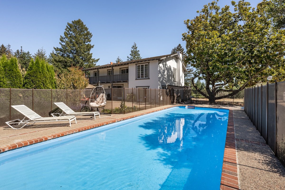 Luxury garden villa w/ hot tub and game room gallery image 2