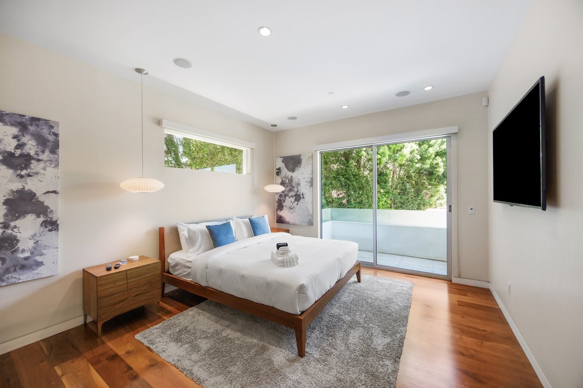 Mountainside Manor by Colby & Conrad gallery image 2