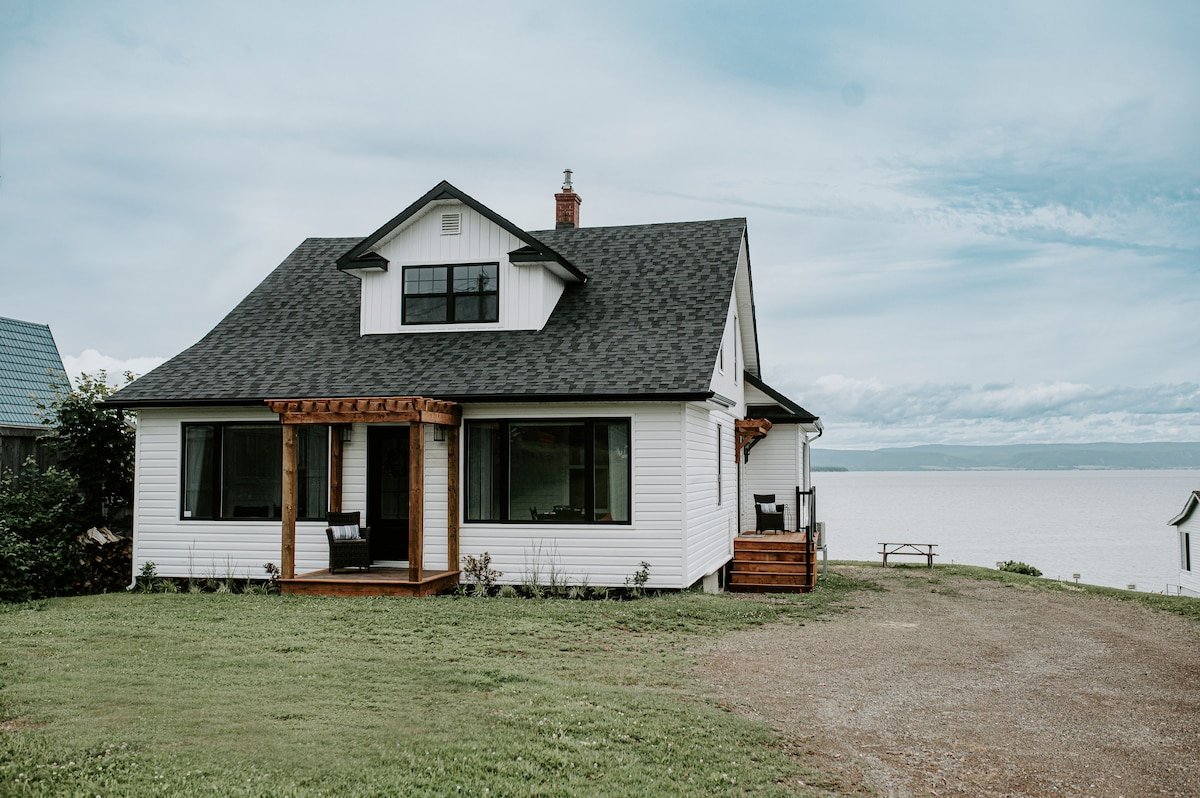 Oakes House+waterfront+games room+hot tub+ firepit gallery image 3