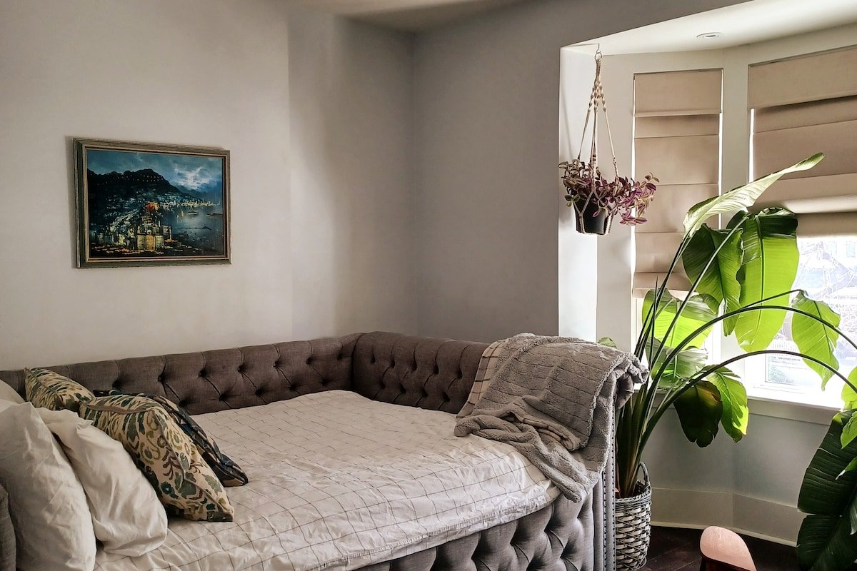 Spacious and Cozy Home in High Park gallery image 5