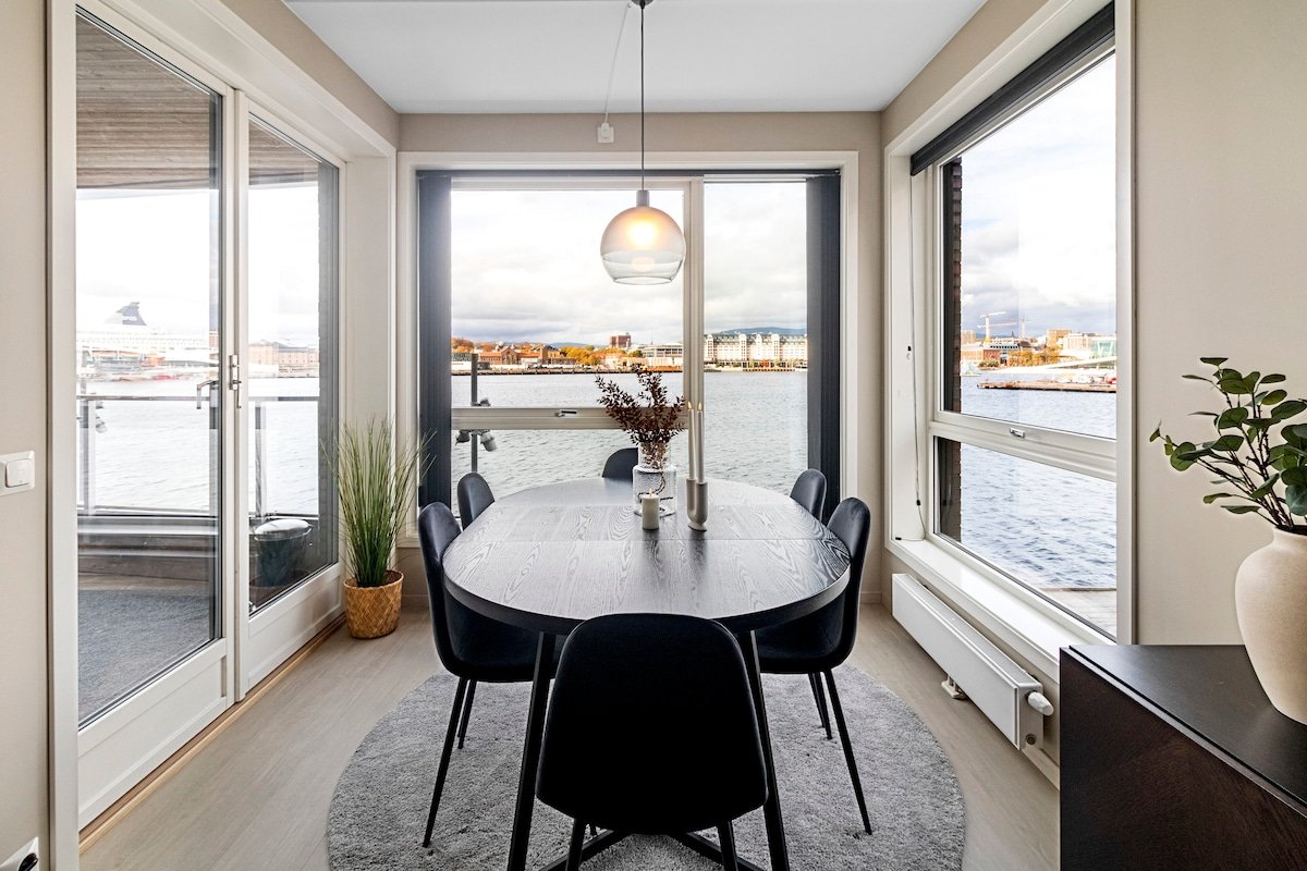 Luxury 2BR Waterfront Apt close to Central Station gallery image 5