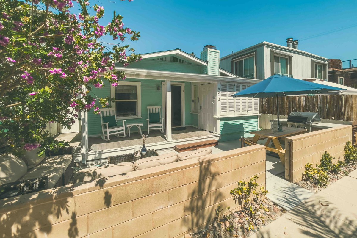 Large Mission Beach Getaway with Free Parking