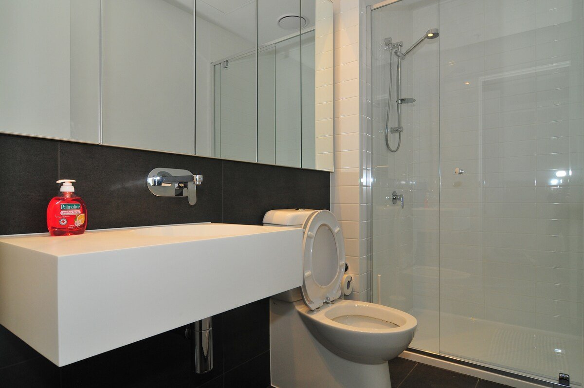 CBD Sunlight 2br apt 3 large bed sleep 6 +parking gallery image 5