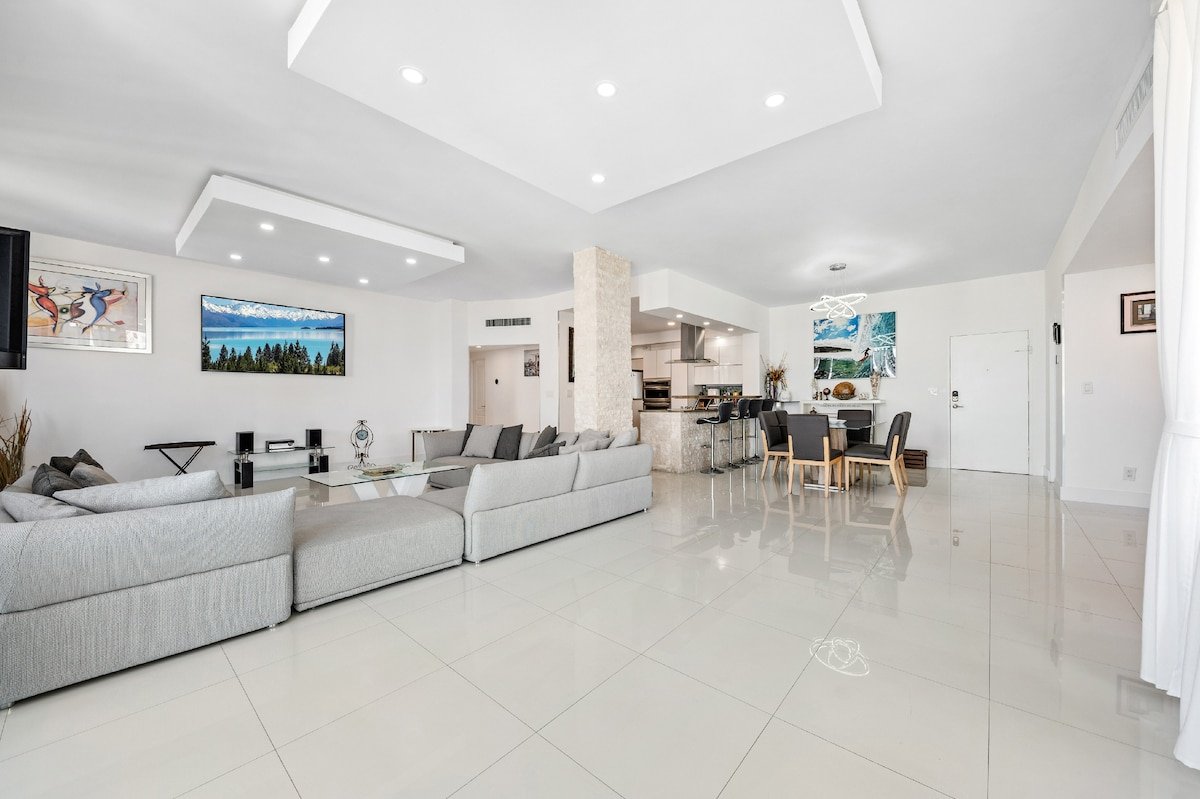 Luxury Penthouse On The Beach 3/3 Oceanfront Condo gallery image 3