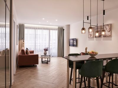 Modern 2BDR Apartment with balcony, 4′ from metro