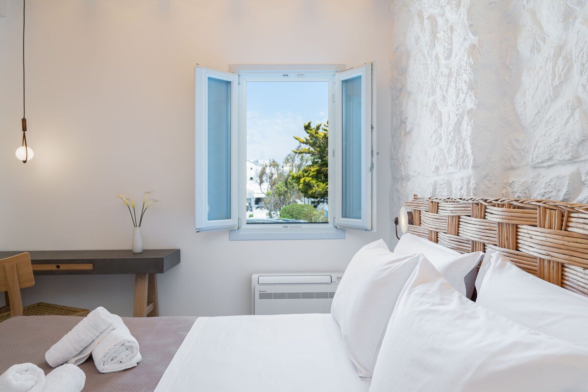 Airth Superior Villa with 3 Jacuzzi & Caldera view gallery image 4