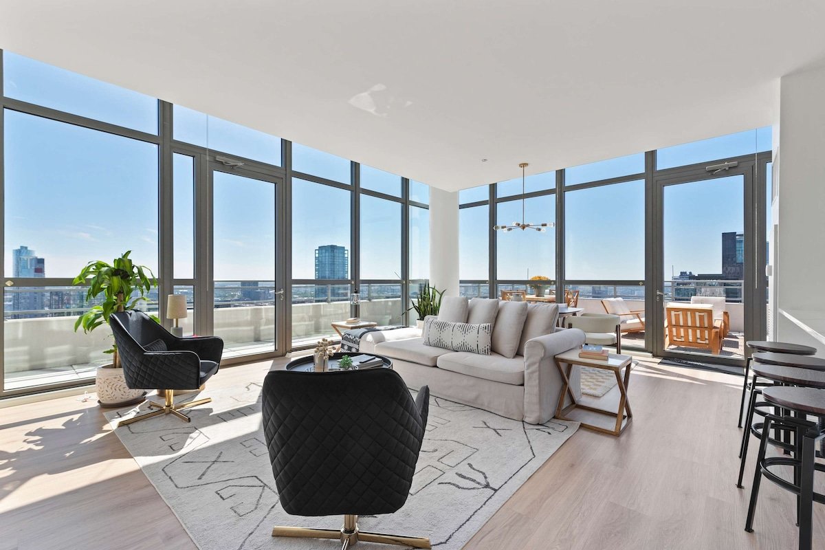 West Loop PH: Unmatched Views & Private Deck gallery image 2