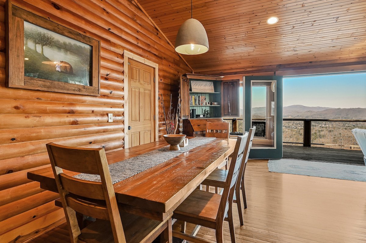 Cozy, Mountaintop Log Cabin w/Epic Views*Hot Tub gallery image 4