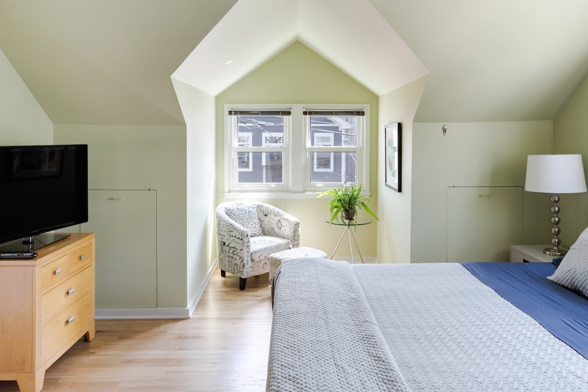 Huge Sunlit Gem, Free Parking, No Cleaning Fee gallery image 3