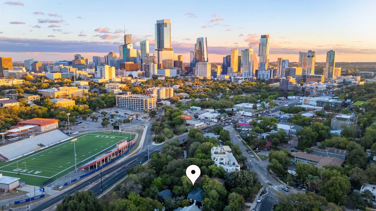 Sleeps 20 – Pool, Luxe Historic Home + Guest House gallery image 5