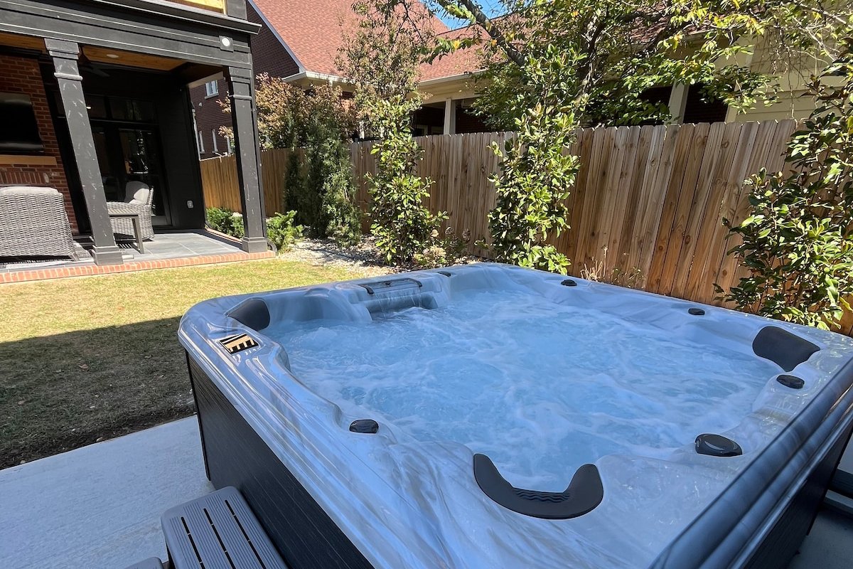 Russell St Retreat | Hot Tub gallery image 3