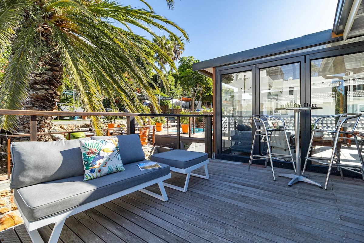 7-Bed, 7-Bath Villa with Ocean Views and pool gallery image 3