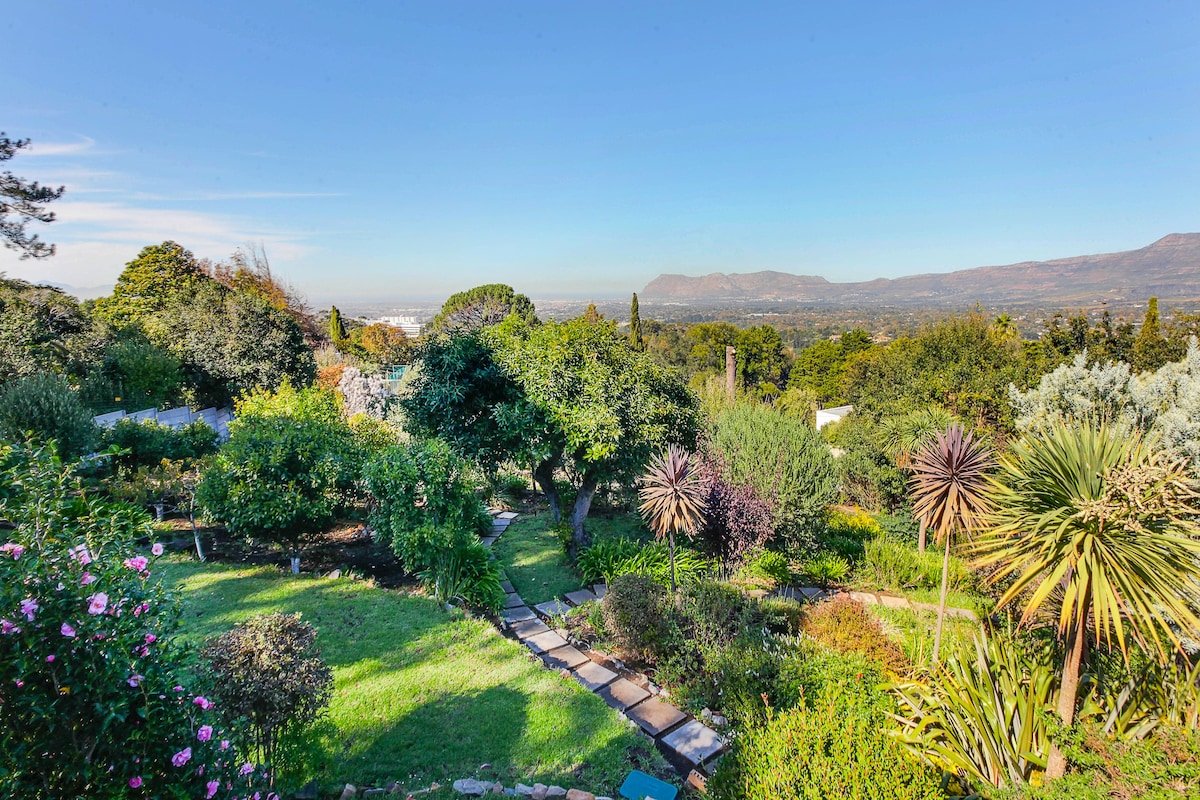 Bishopscourt Home with Breathtaking Views gallery image 5