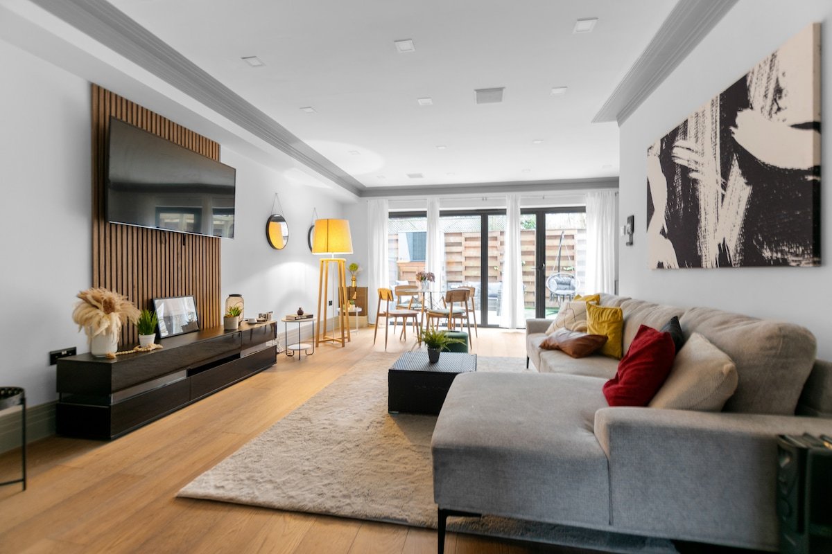 4Bed 3.5Bath House with Hot Tub gallery image 4