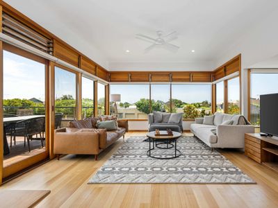 Ocean Breeze: Retreat in Torquay – Sleeps 11!