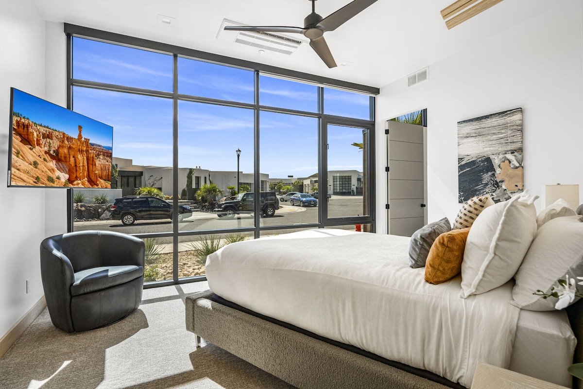 Luxury Golf Villa, Private Pool & Hot Tub gallery image 2