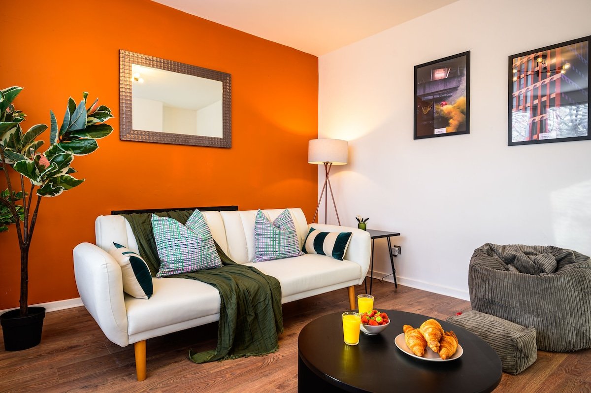 Modern 4-Bed • Free Parking • Work & Leisure Stays gallery image 2