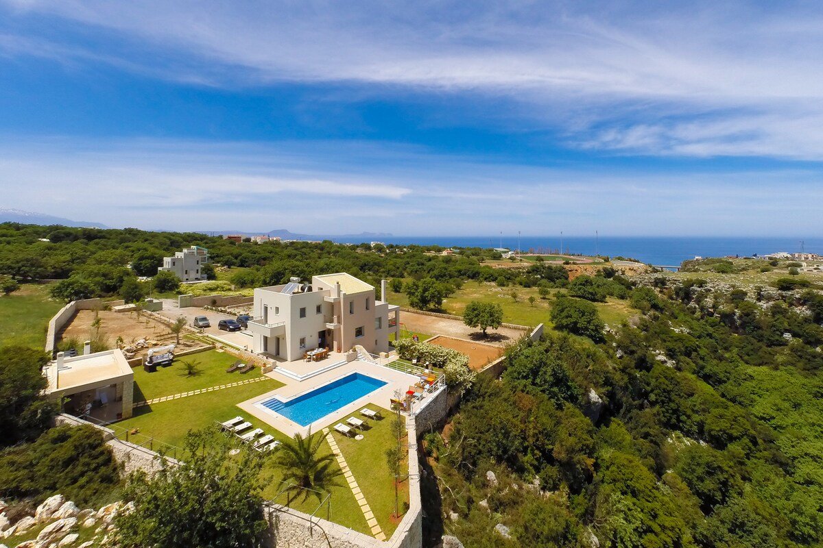 Full Privacy Family Villa Victoria! gallery image 4