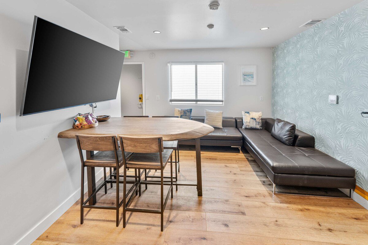 Hawaiian Loft 6BR for 24 Guests + Beachy Speakeasy gallery image 5