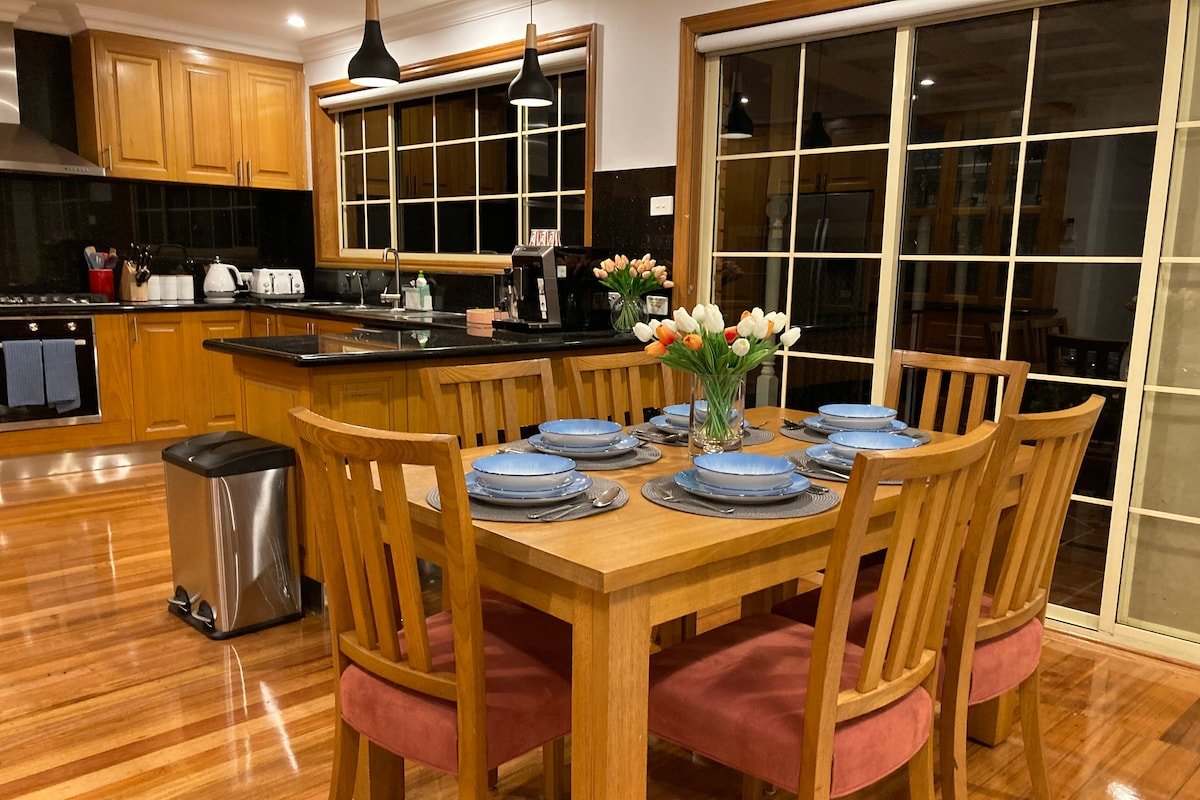 Style/Comfort/Spacious 4 Bedroom House plus study gallery image 2