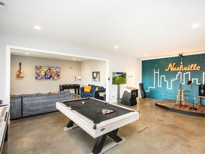 Pool Table, Stage, Gym, HotTub, Game Room, 9 Beds!