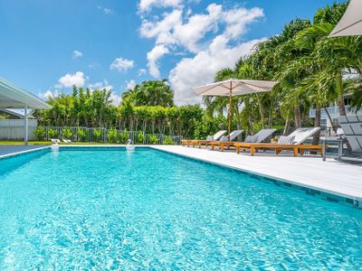 LUXE Lake Oasis I Dock, Pool & Designer Interiors