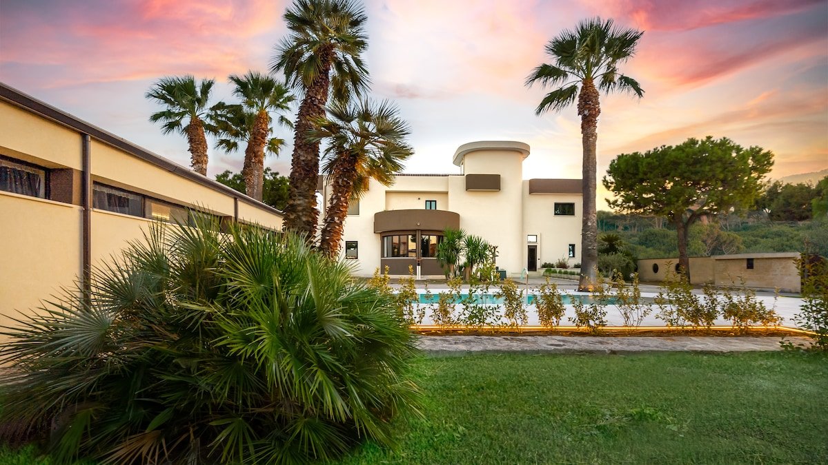 La Gigasuite. Design Villa at Sea with Spa & Pool gallery image 4