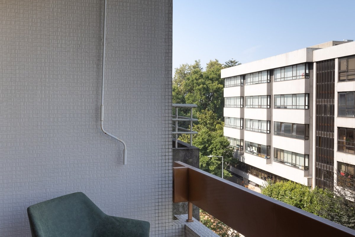 Porto | Renovated w/ Garage, Kitchen & Nespresso gallery image 4