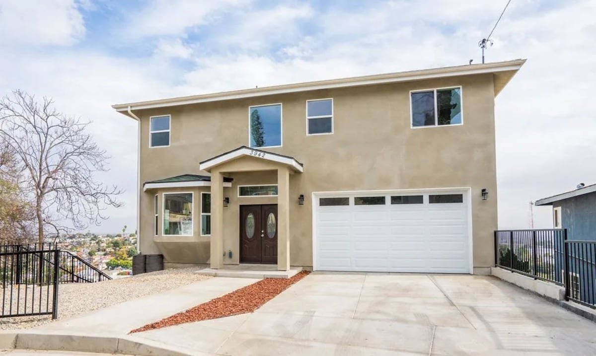 Hilltop Views! Large 5BR Home + Private Guesthouse gallery image 4