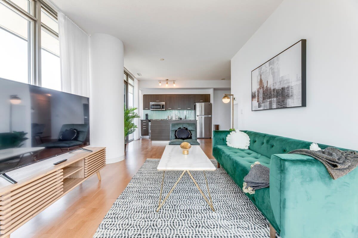 Sunny on Bay St. gallery image 3