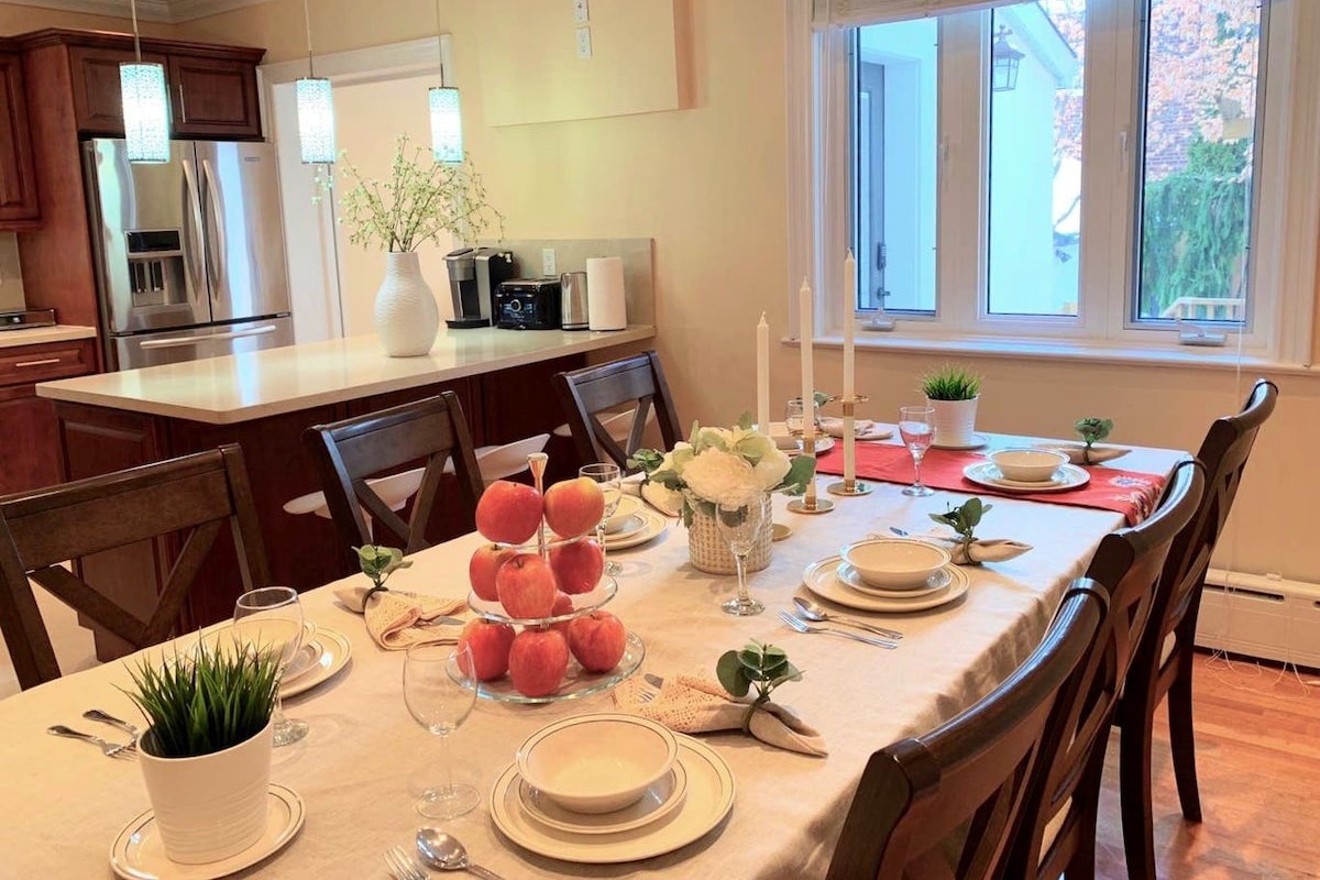 A cozy house- walking distant to High Park &subway gallery image 3