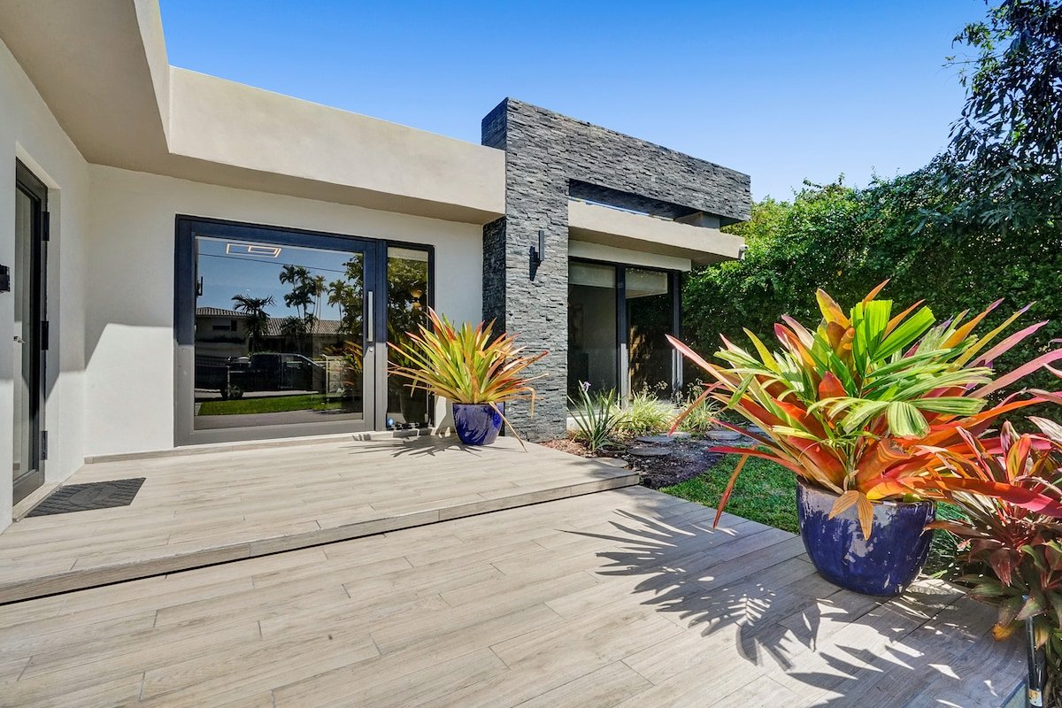 Modern Oasis, 1 mile to beach heated pool gallery image 2
