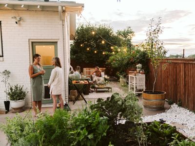 LUXE home Cedar Tub, Mountain View, & Garden!