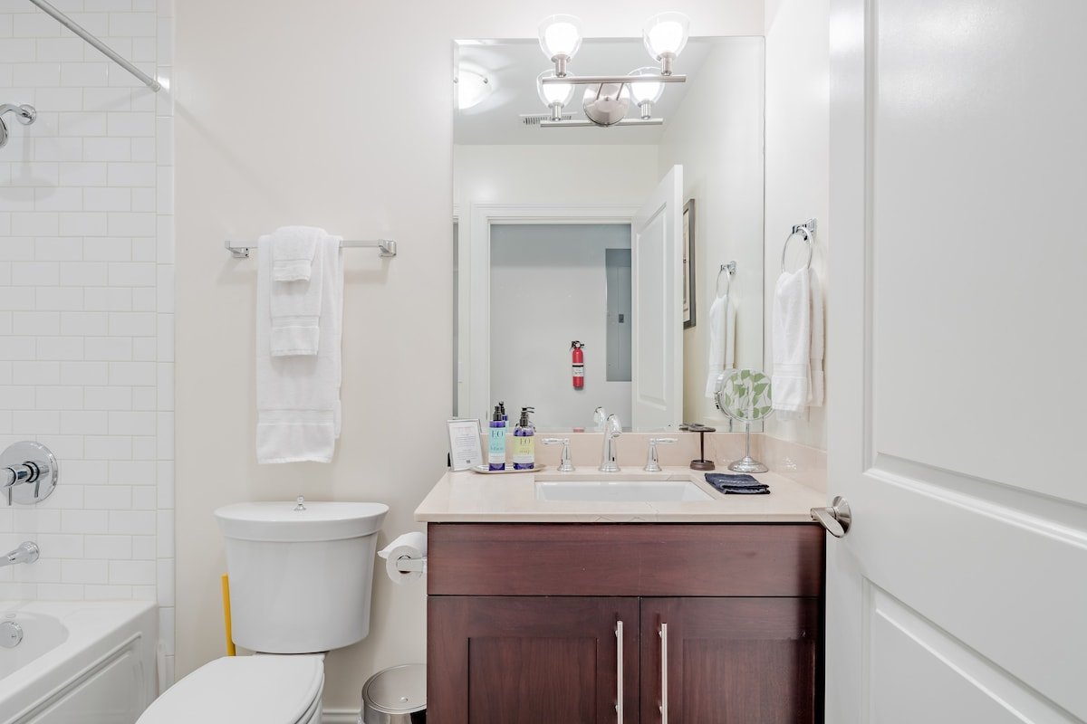 Boutique Double Hotel Suite Borders Andersonville and Uptown gallery image 2