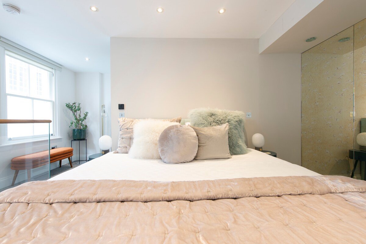 Stylish Soho Flat · 2 Bed 2 Bath · Central London gallery image 3