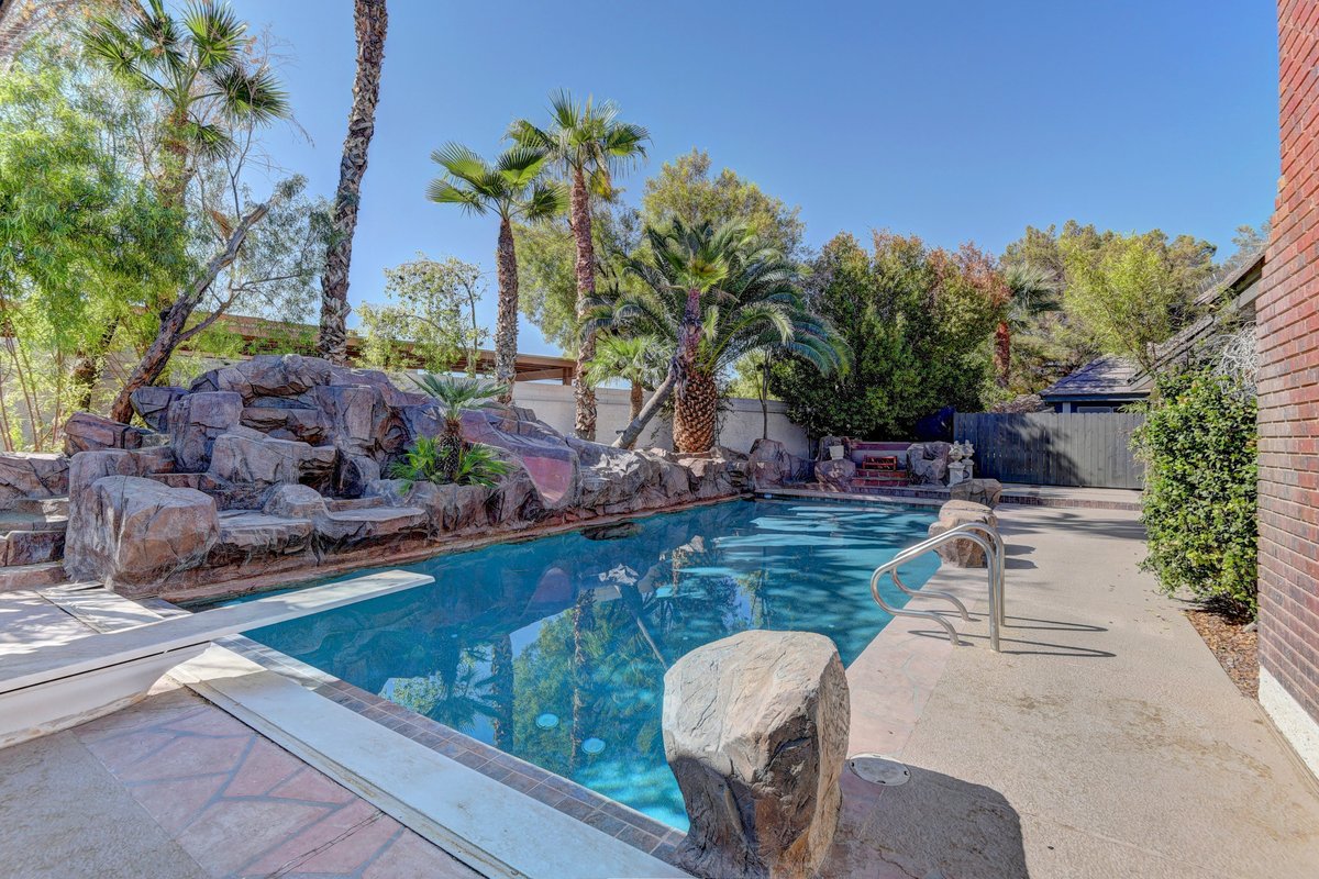 Luxury Villa 4 mile to strip/Convention Center