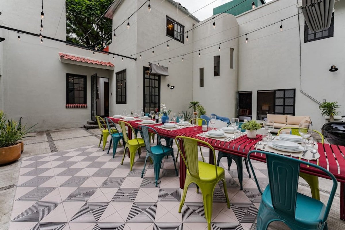 Roma Retreat: Modern Colonial Gem A/C 16 PAX gallery image 3